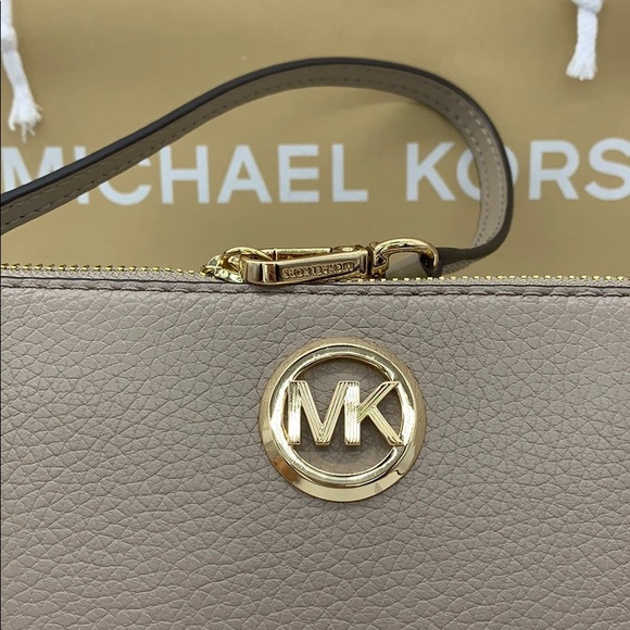 MICHAEL KORS FULTON LG TZ WRISTLET LEATHER TRUFFLE - Picture 15 of 16